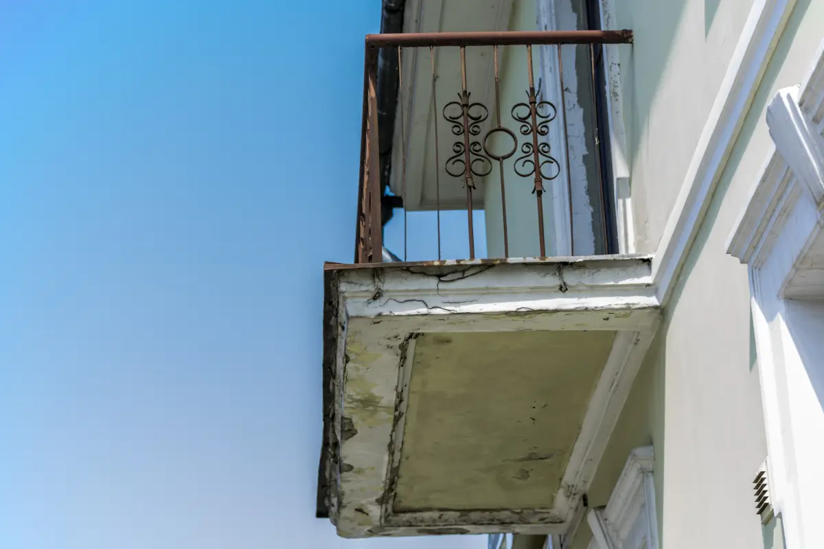 Naprawa tarasów i balkonów. Jak powinien przebiegać ten proces?