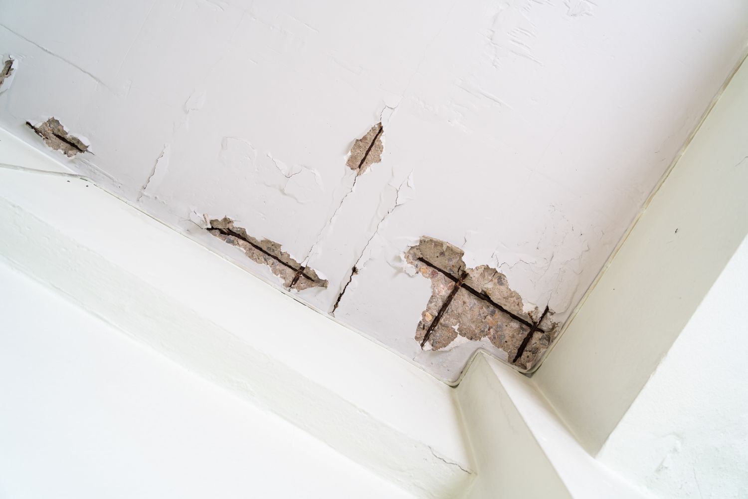 Rysy na stropie – czy zawsze wymagają interwencji administratora budynku?